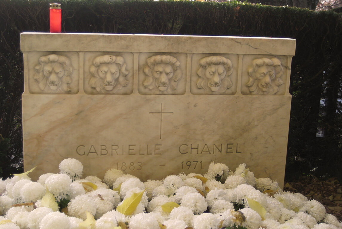 سنگ قبر کوکو شانل در قبرستانی در سوئیس