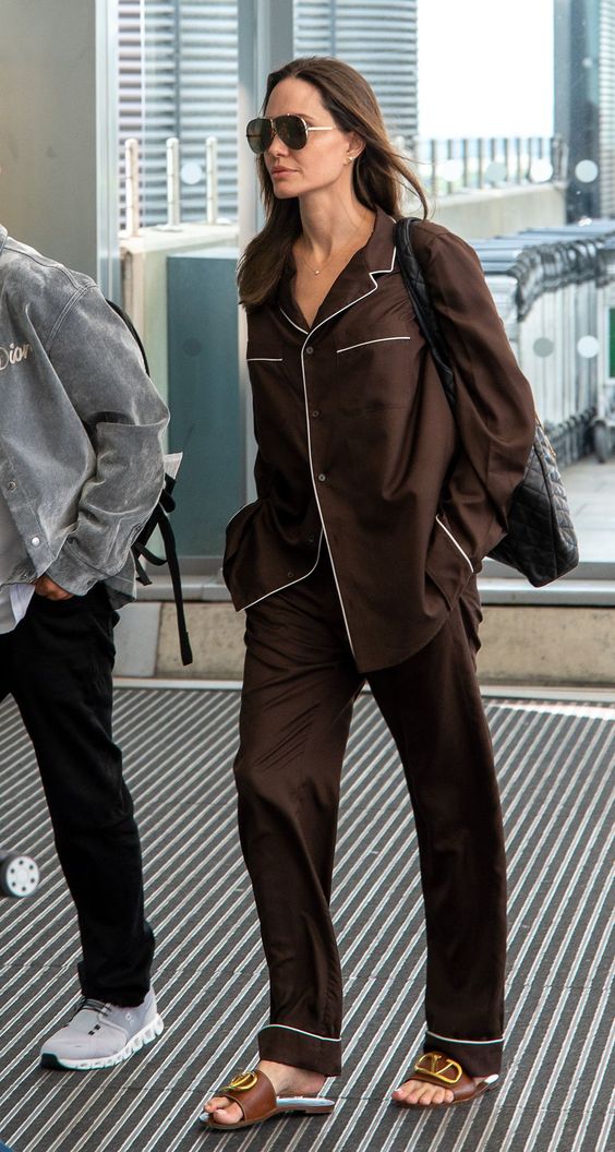 استایل آنجلینا جولی با پیژامه در فرودگاه