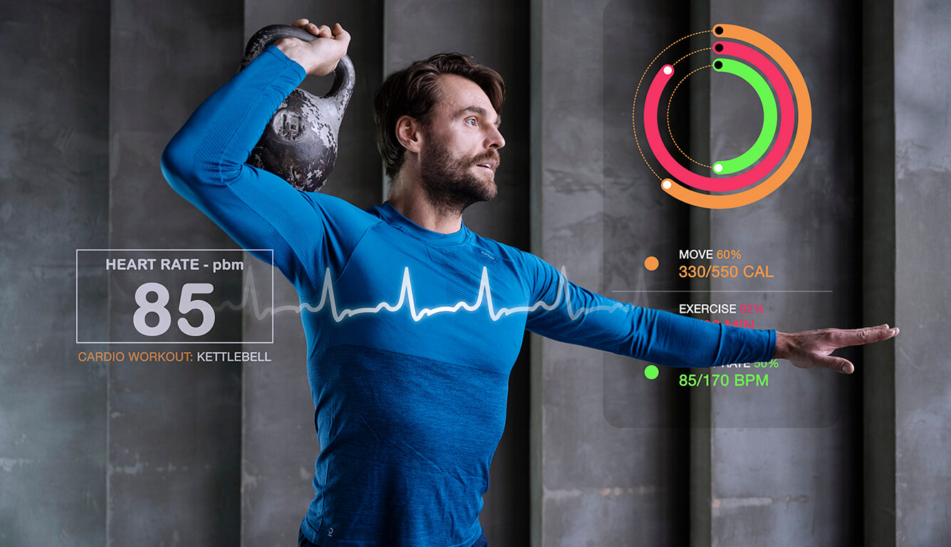 اطلاعات بیومتریک فرد ورزشکار اطراف او، هنگام ورزش کردن در یک لباس ورزشی آبی هوشمند