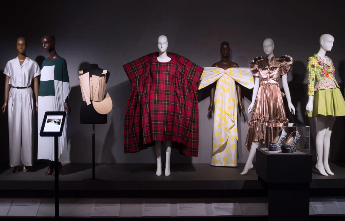 نمایشگاه لباس موزه fit در مورد لباس‌های مینیمال و ماکسیمال 