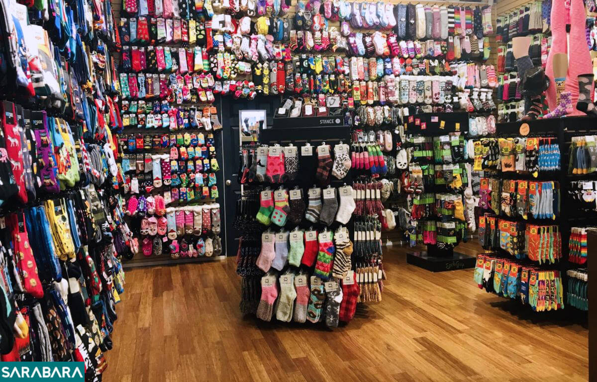 مغازه جوراب فروشی با قفسه‌های رنگارنگ انواع جوراب