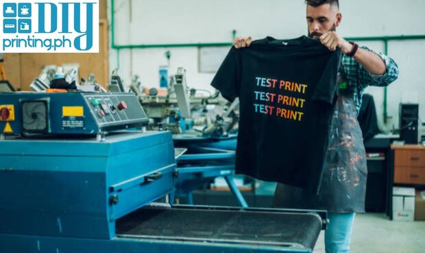 یک تیشرت چاپی مشکی رنگ