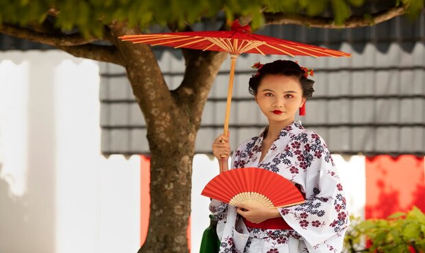 دختر ژاپنی که هویت ملی خودش رو با پیراهن کیمونو نشان میدهد