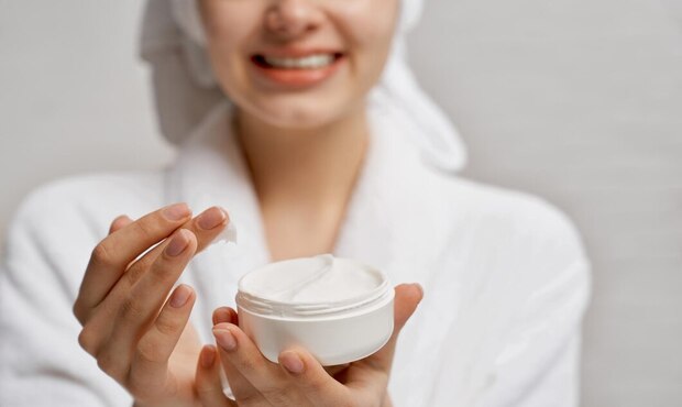 چرا استفاده از مرطوب کننده در پاییز و زمستون مهم تره؟