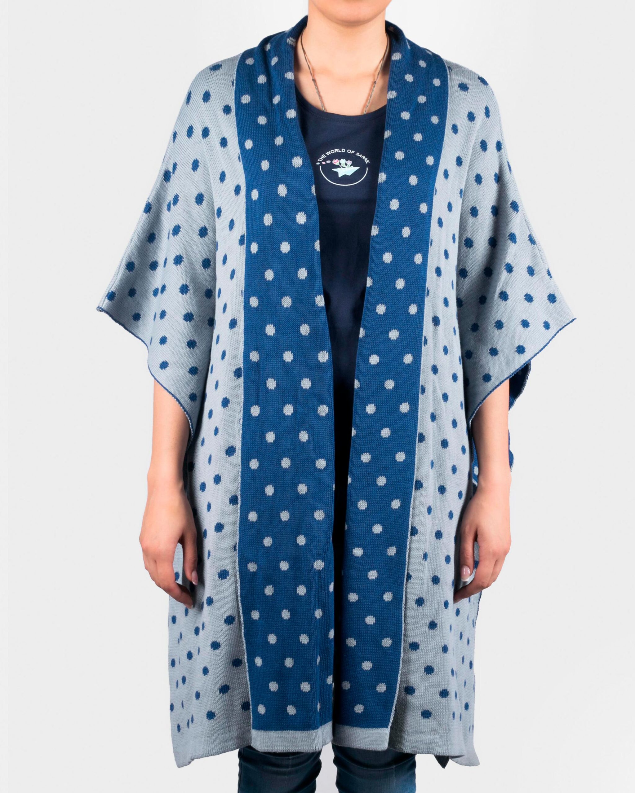 پانچو بافت زنانه پاییزه طرح خال خالی جلو باز - آبی آسمانی - رو به رو