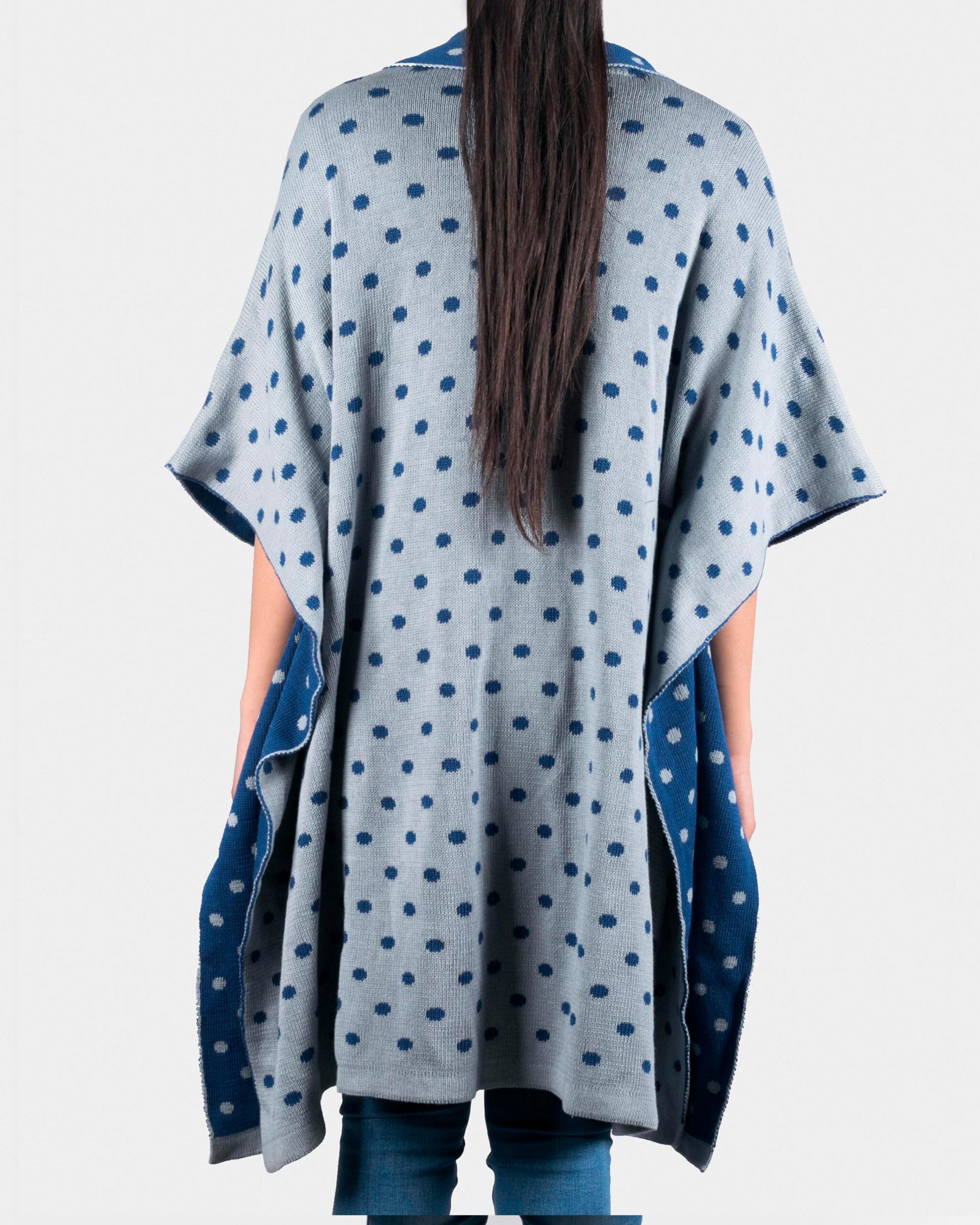 پانچو بافت زنانه پاییزه طرح خال خالی جلو باز - آبی آسمانی - پشت