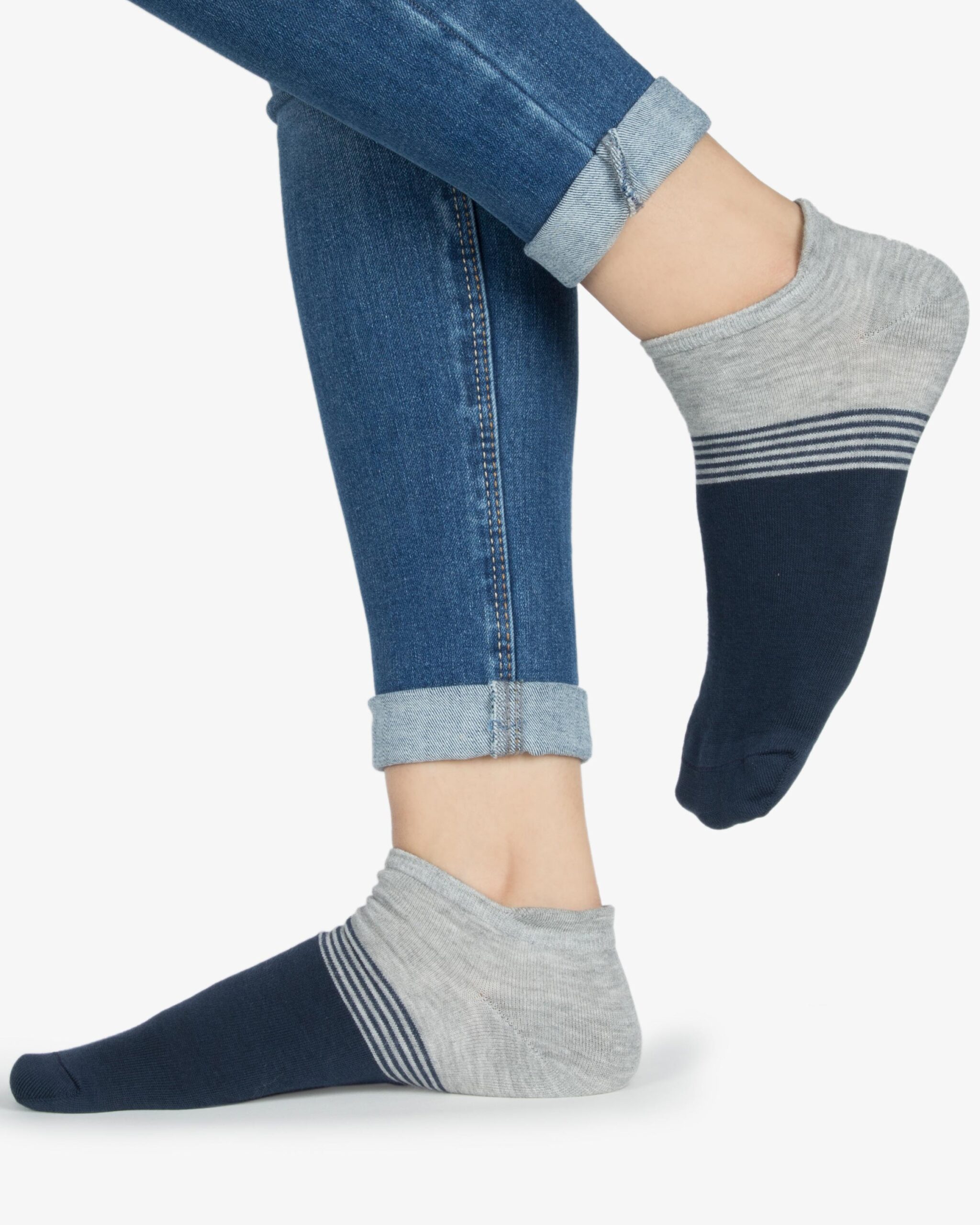 جوراب نخی دو رنگ راه راه - طوسی کمرنگ - روبه‌رو۱