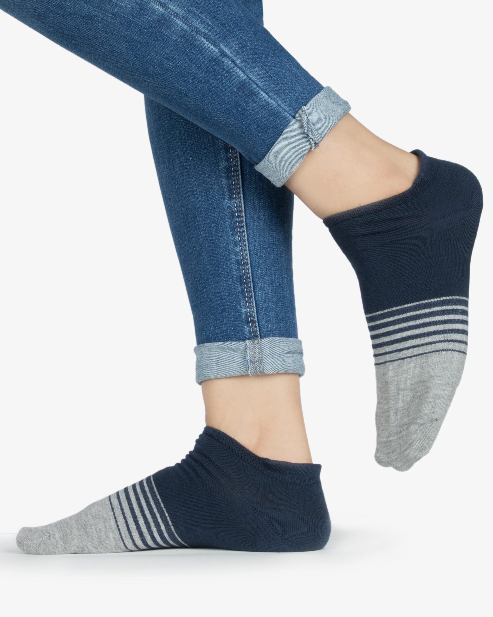 جوراب نخی دو رنگ سرمه‌ای و طوسی کمرنگ - روبه‌رو۲