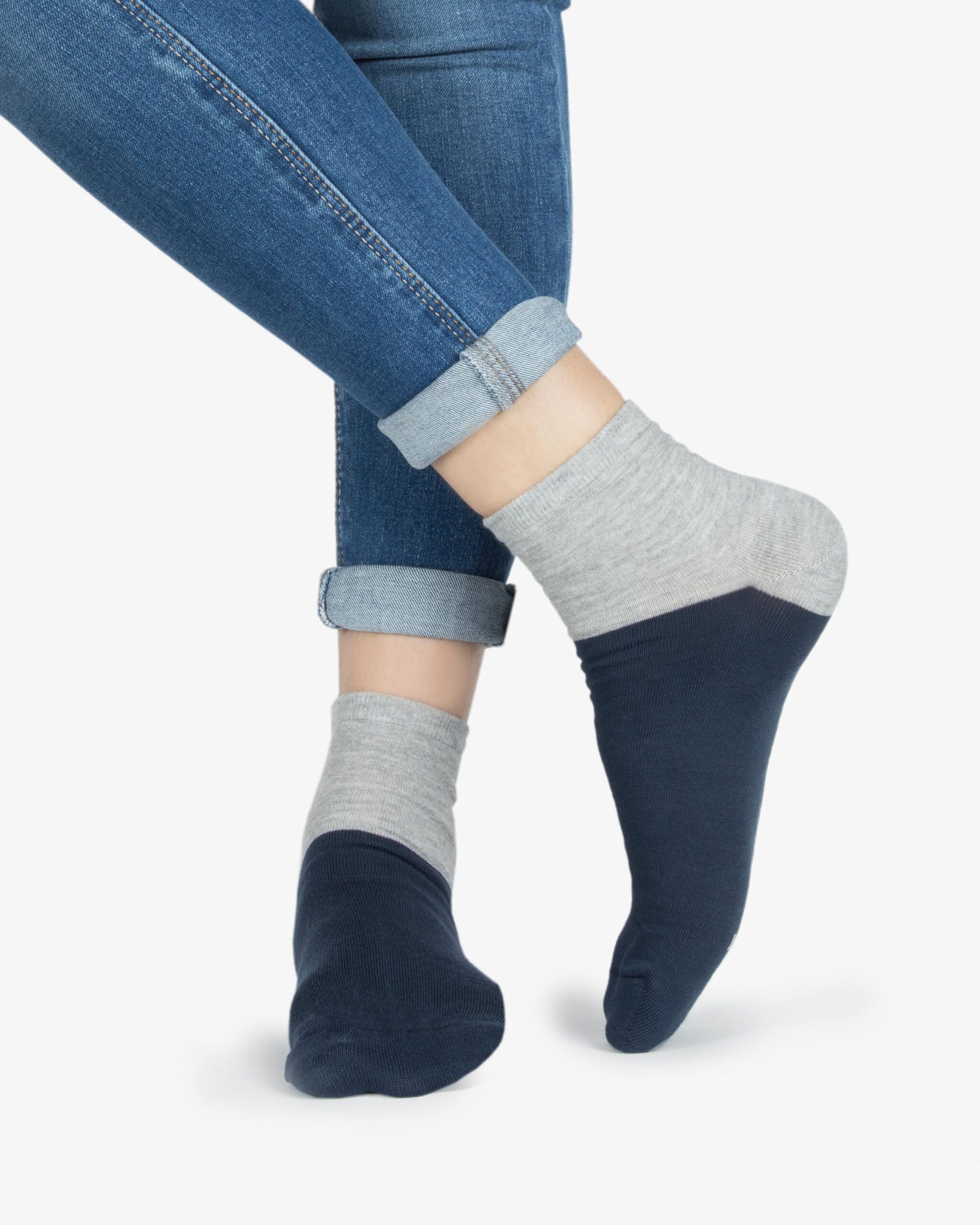 جوراب نخی دو رنگ - طوسی کمرنگ - روبه‌رو۲