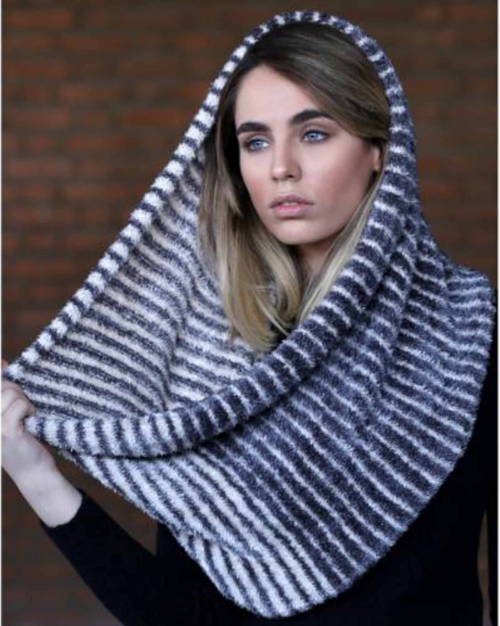 شال رینگی پشمی راه راه - سرمه ای تیره - محیطی زنانه