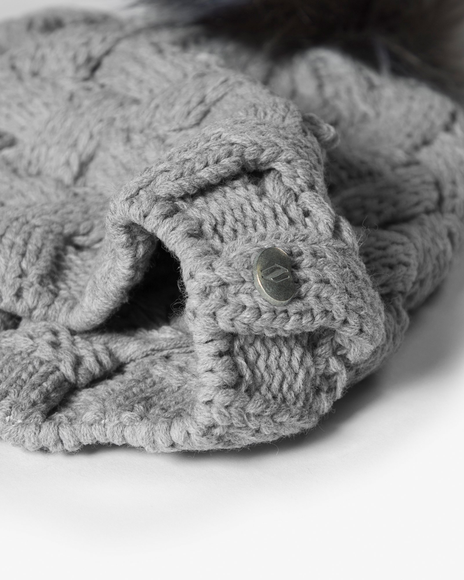 شال گردن و کلاه بافت طرح حصیری - طوسی کمرنگ - لوگو