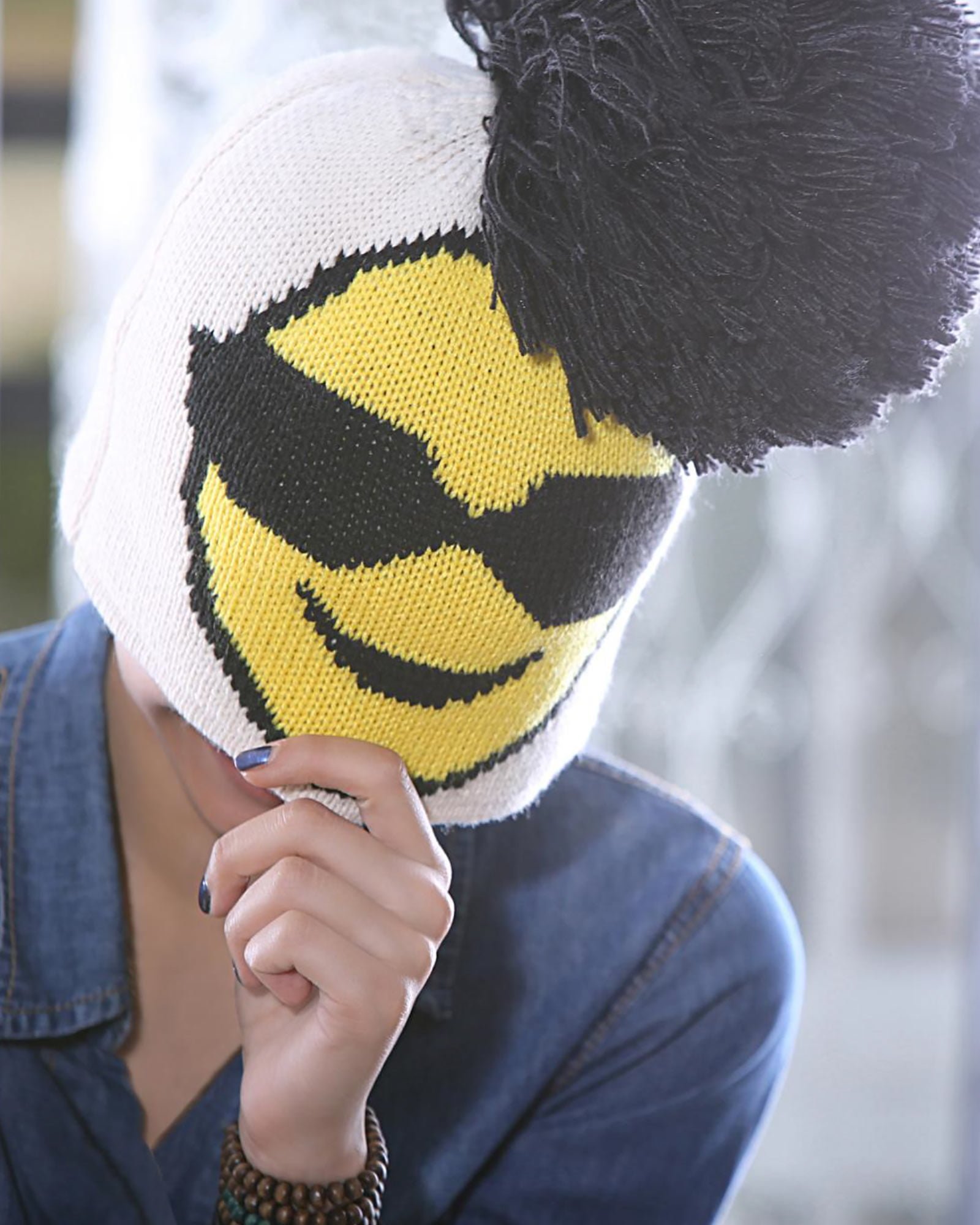 کلاه بافت طرح ایموجی منگوله دار - کرمی - محیطی زنانه