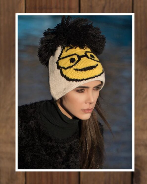 کلاه بافتنی طرح ایموجی منگوله دار - کرمی - محیطی دخترانه