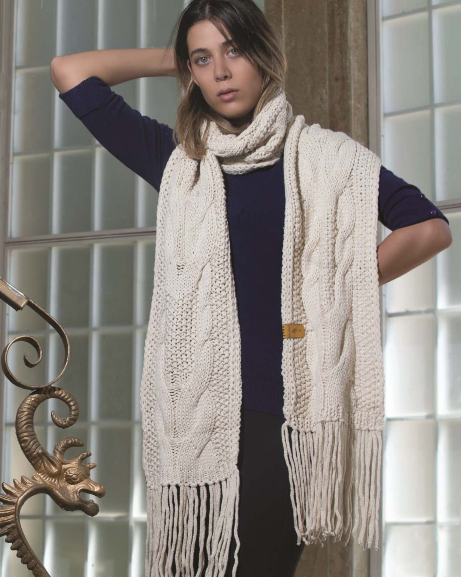 شال گردن بافت درشت طرح دار - کرمی - محیطی زنانه