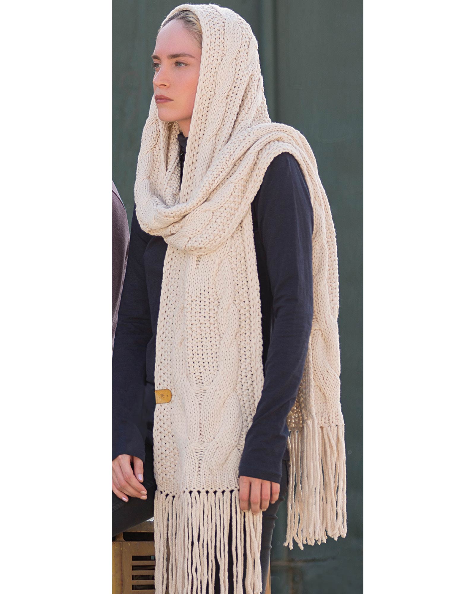 شال گردن بافت درشت طرح دار - کرمی - محیطی