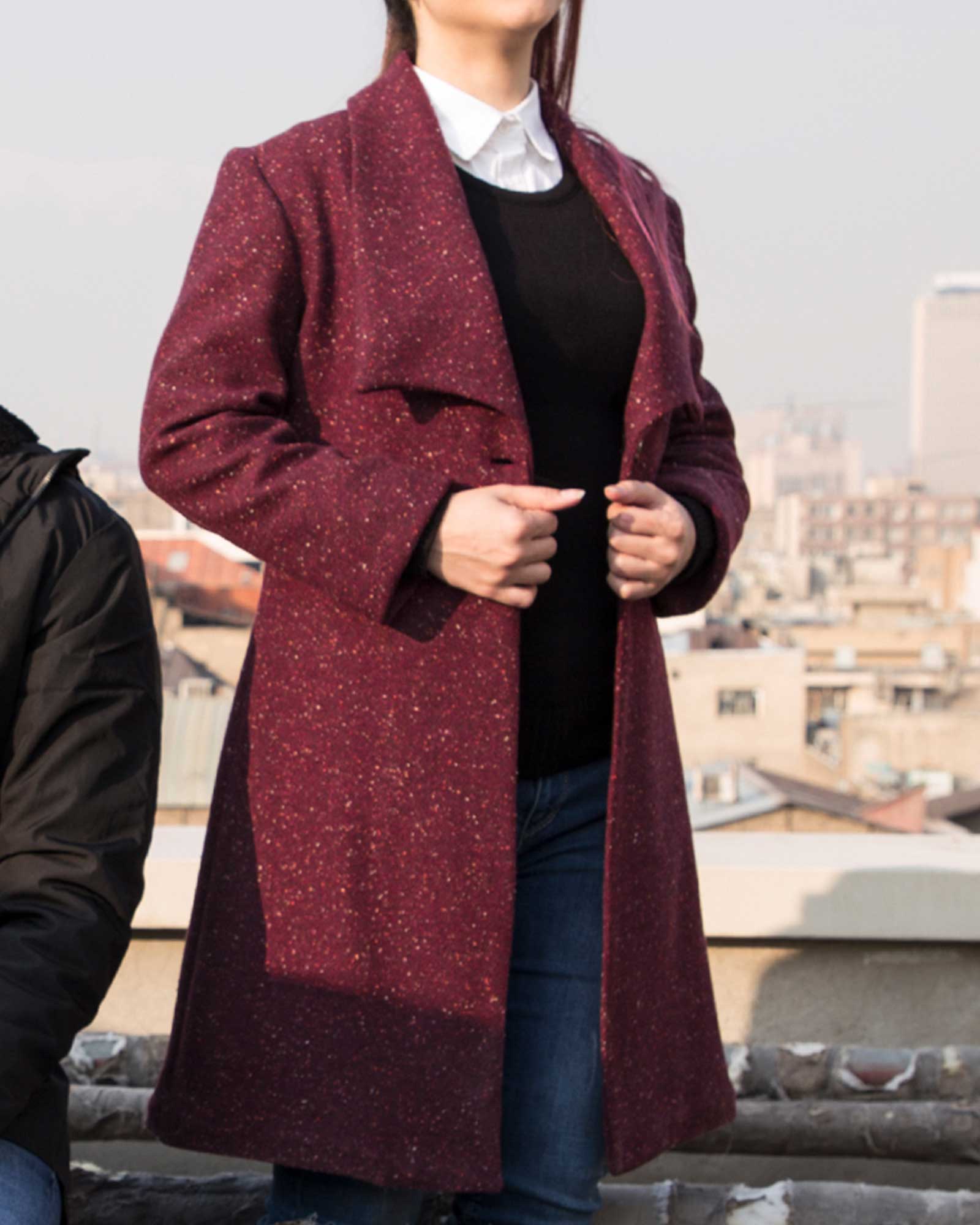 پالتو یقه آمریکایی زنانه کوتاه طرح خالدار - زرشکی - محیطی زنانه