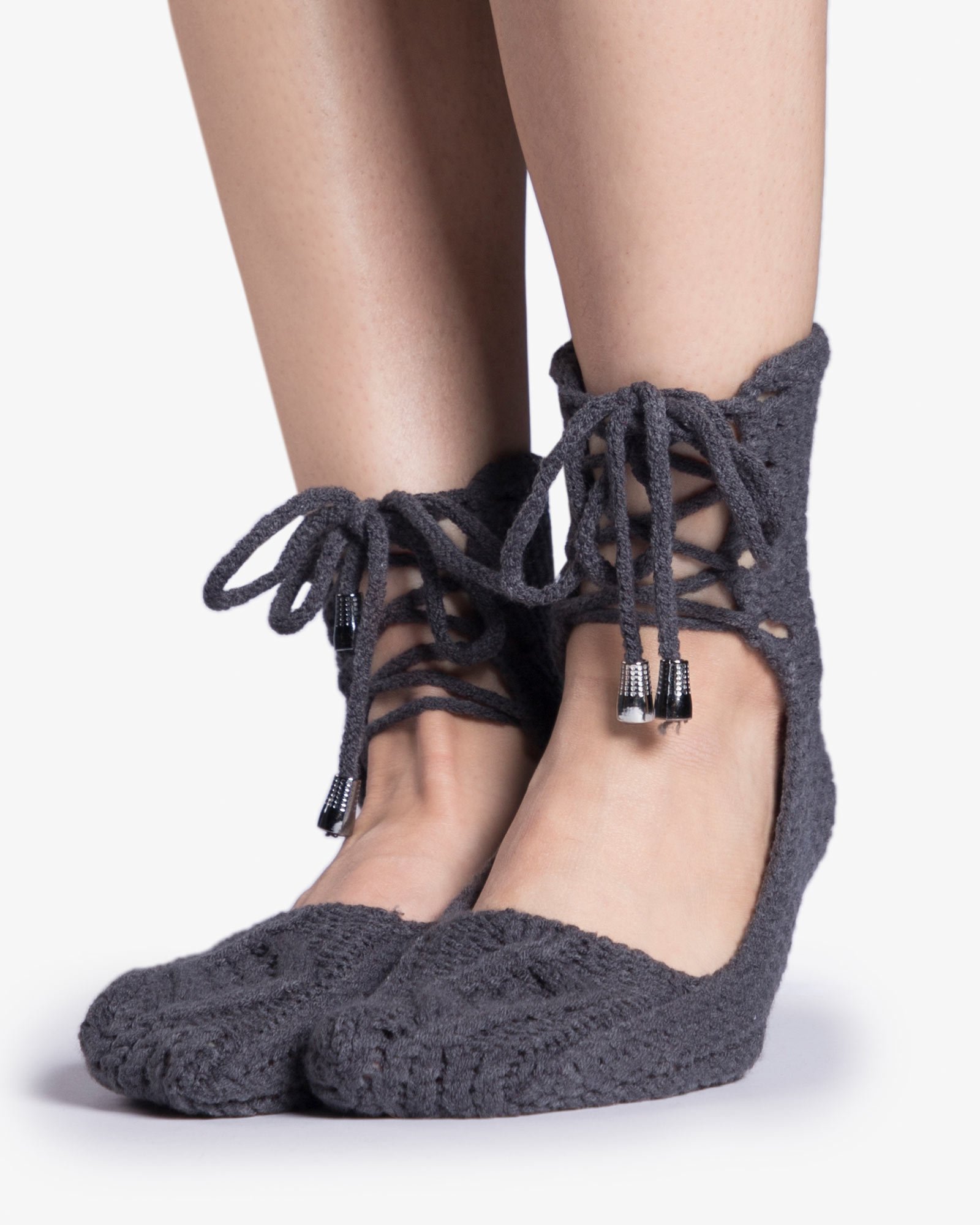 پاپوش بافت زنانه ساده بند دار - دودی - رو به رو