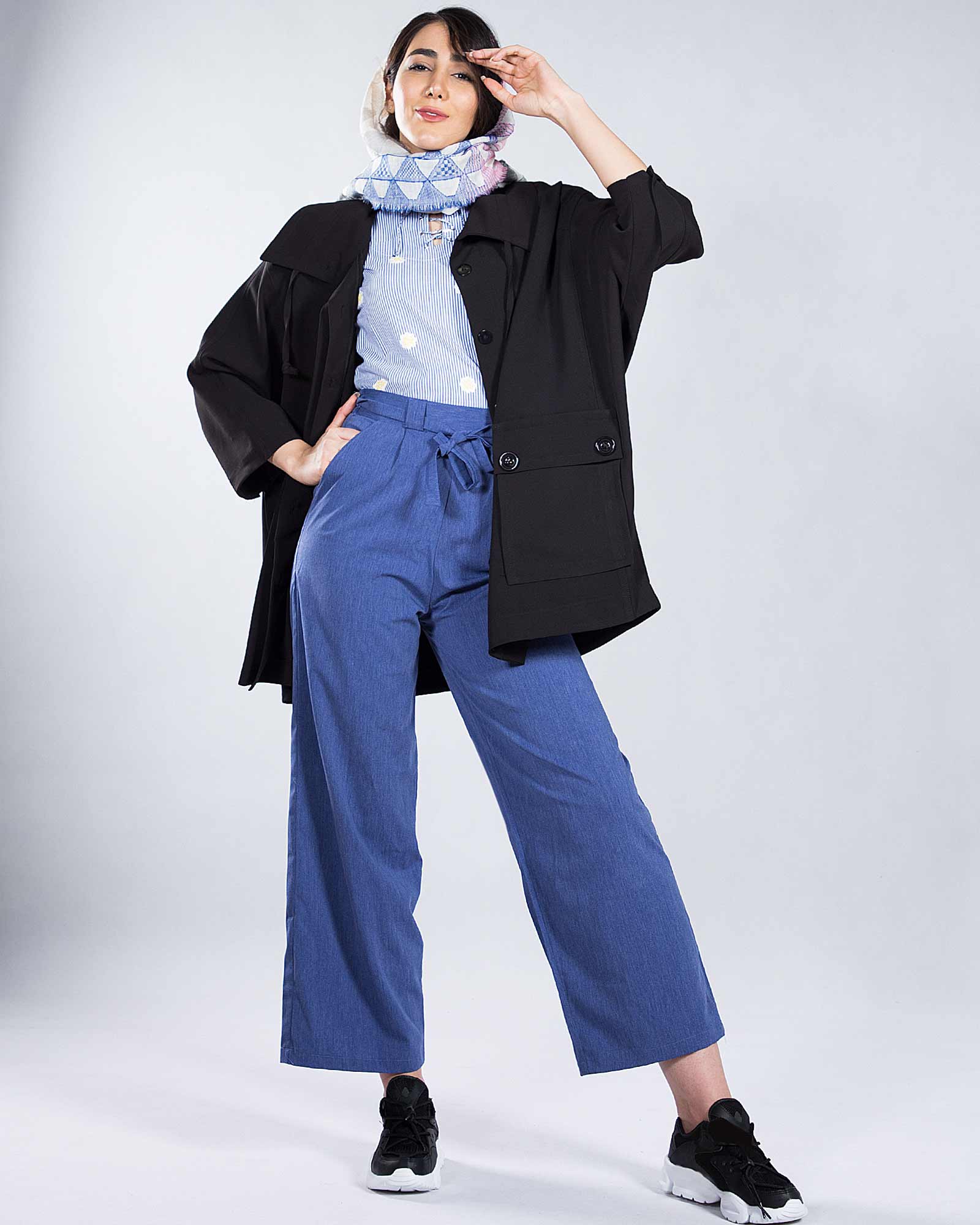 مانتو جلو بسته کوتاه گشاد - مشکی - جلو باز