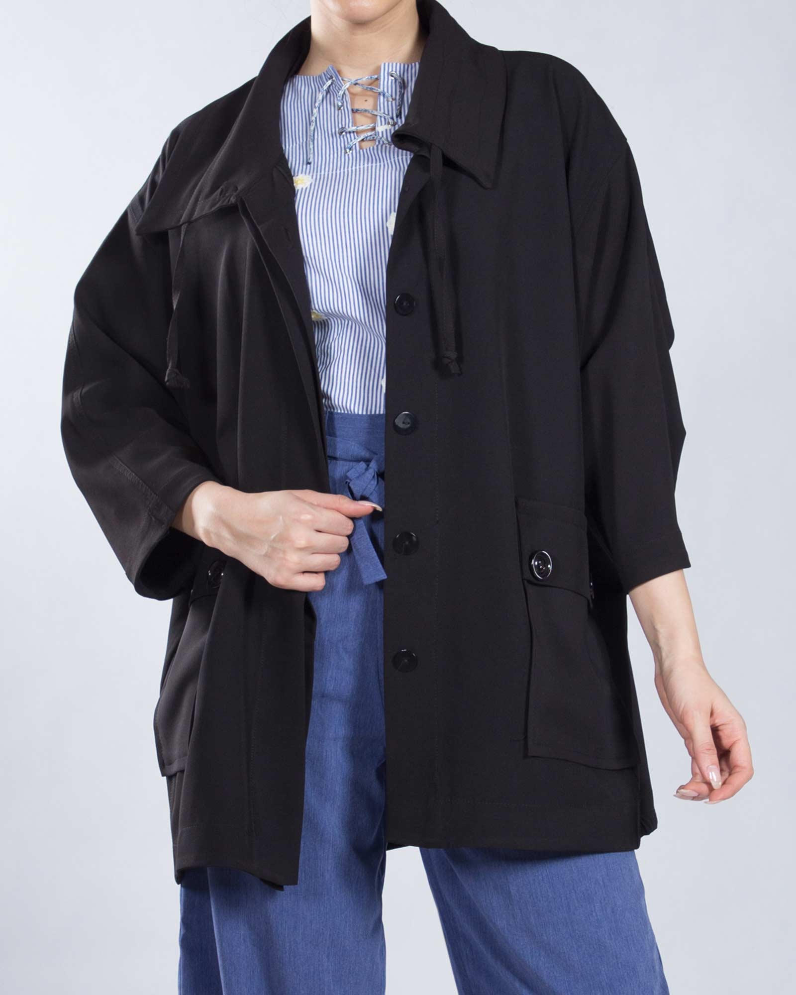 مانتو جلو بسته کوتاه گشاد - مشکی - رو به رو