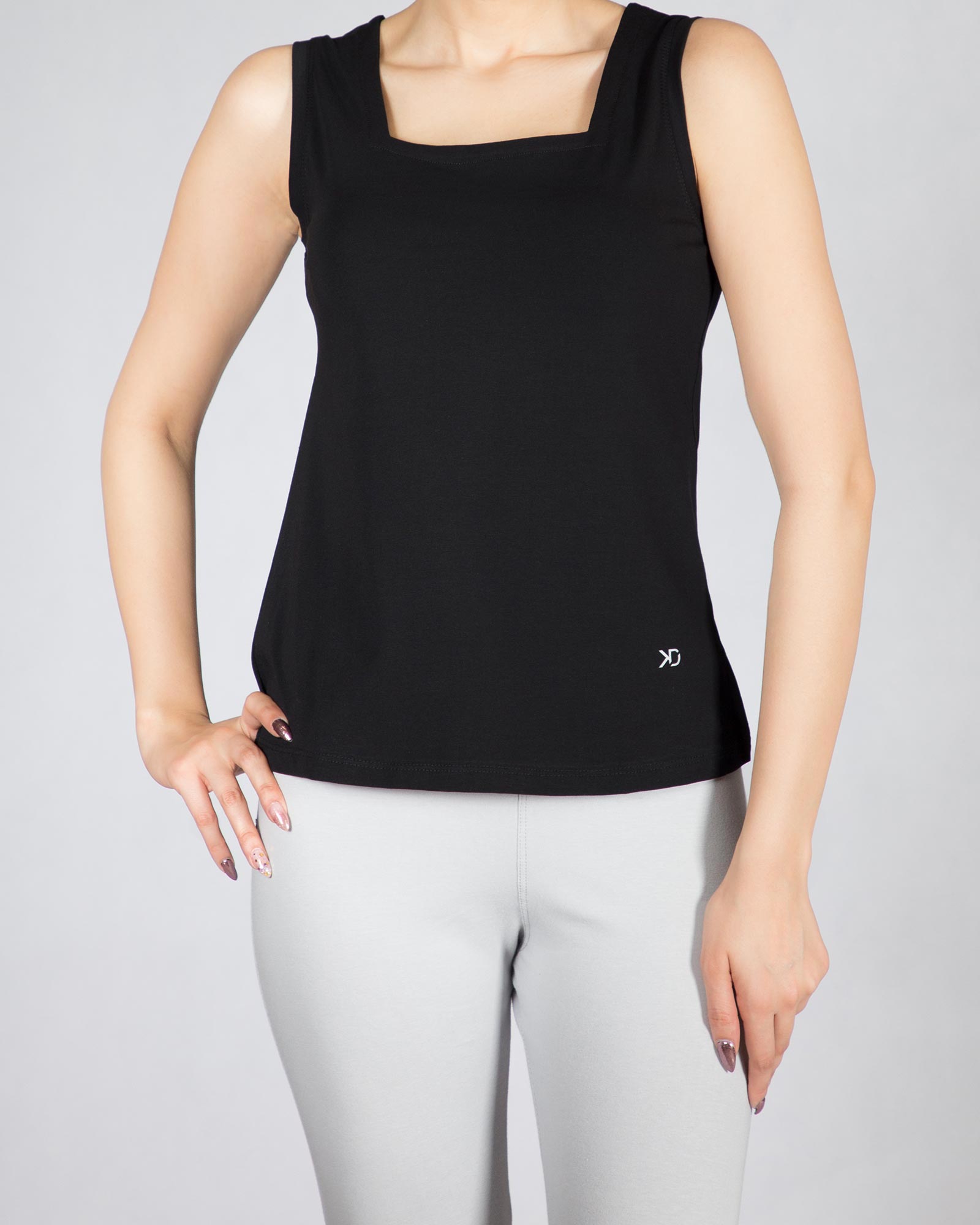 تاپ زنانه ساده یقه خشتی - مشکی - رو به رو