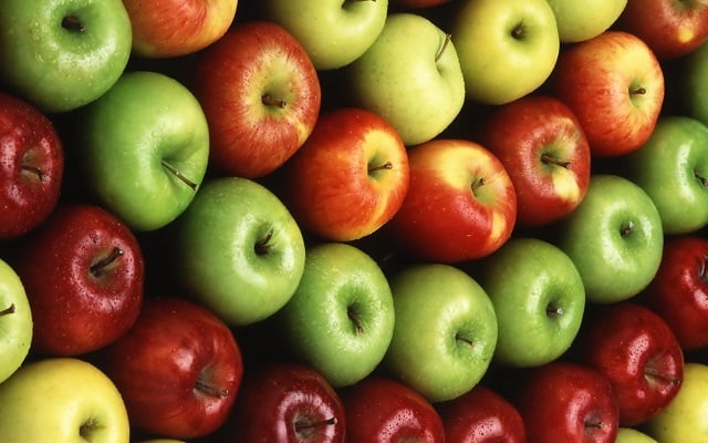 سیب به دفع چربی های پوست صورت کمک می کند