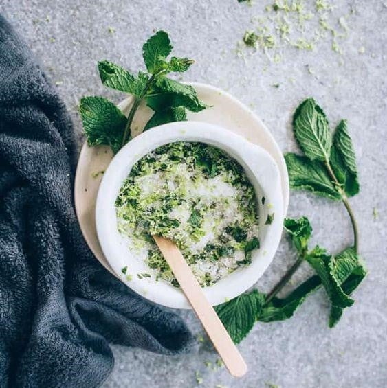 اسکراب خانگی نمک دریا و نعنا