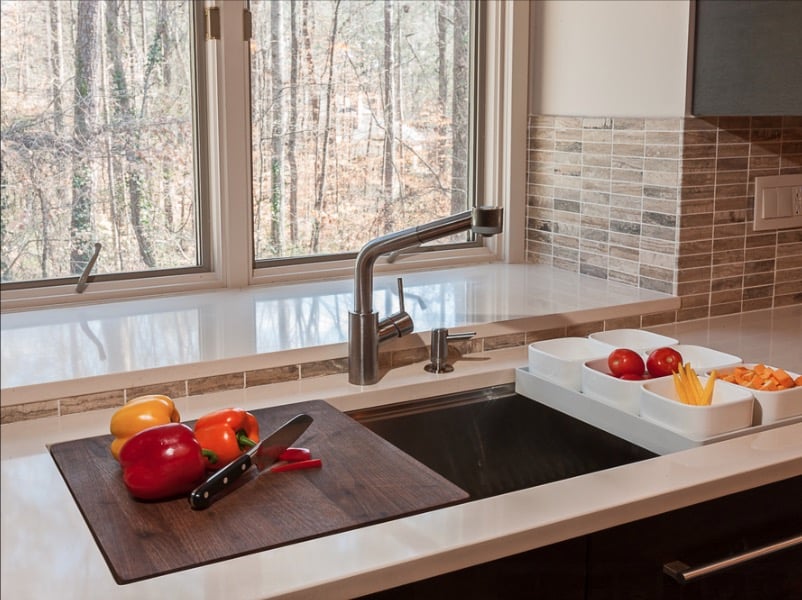 تبدیل سینک ظرفشویی به تخته آشپزخانه چوبی با منظره جنگل