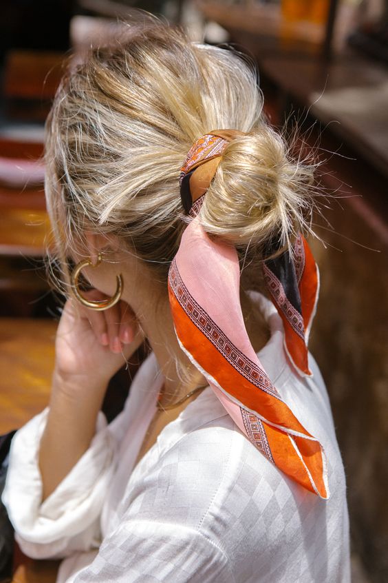 روسری نارنجی ساتنی به عنوان هدبند و اکسسوری مو زنانه