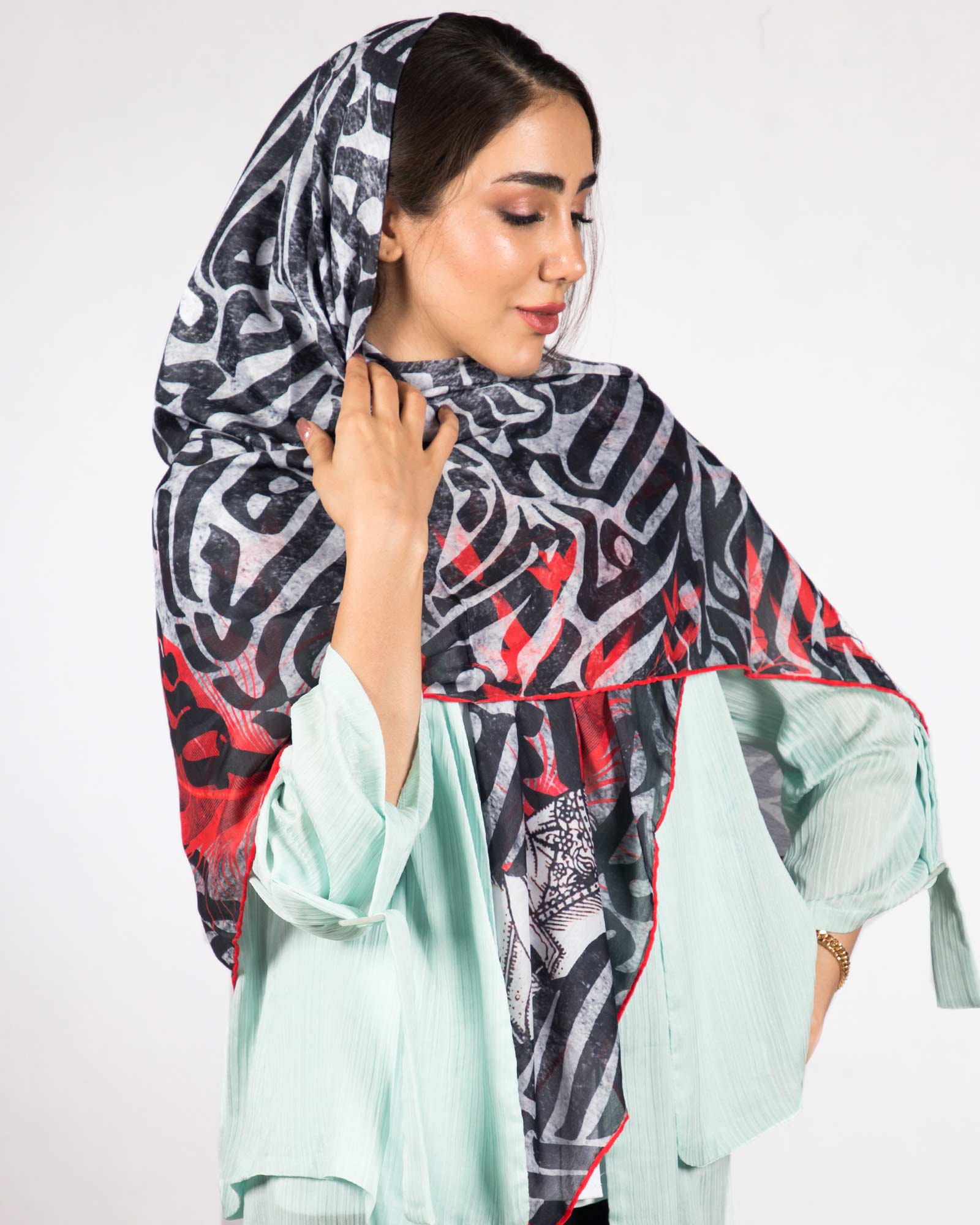 روسری زنانه مشکی قرمز طرح دار -طوسی کمرنگ - رو به رو