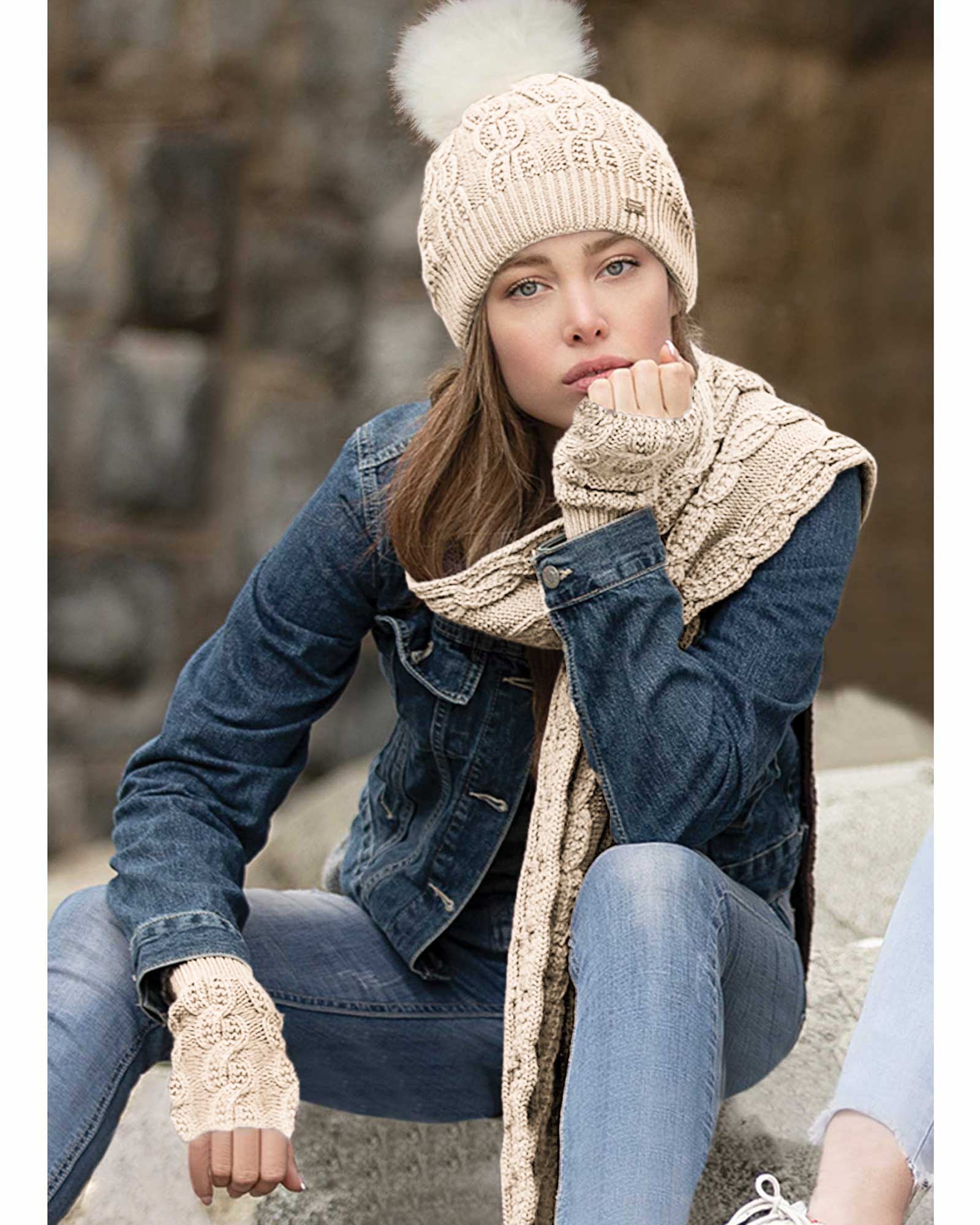 ست کلاه و شال گردن بافت و دستکش بدون انگشت - مدل - محیطی