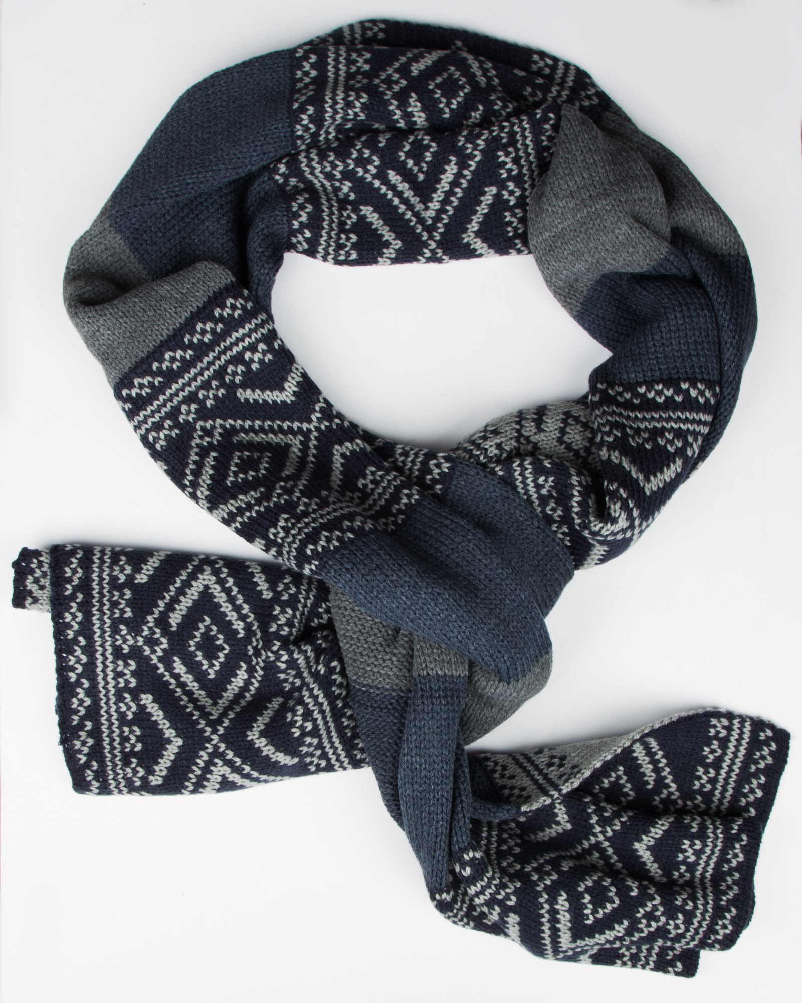 شال گردن بافت طرح دار - سرمه ای تیره - بسته شده