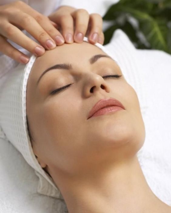 ماساژ صورت زن میز تیره میوه های قرمز رنگ سرم پوست استفاده از کرم شستشوی صورت راهکارهای محافظت از پوست 