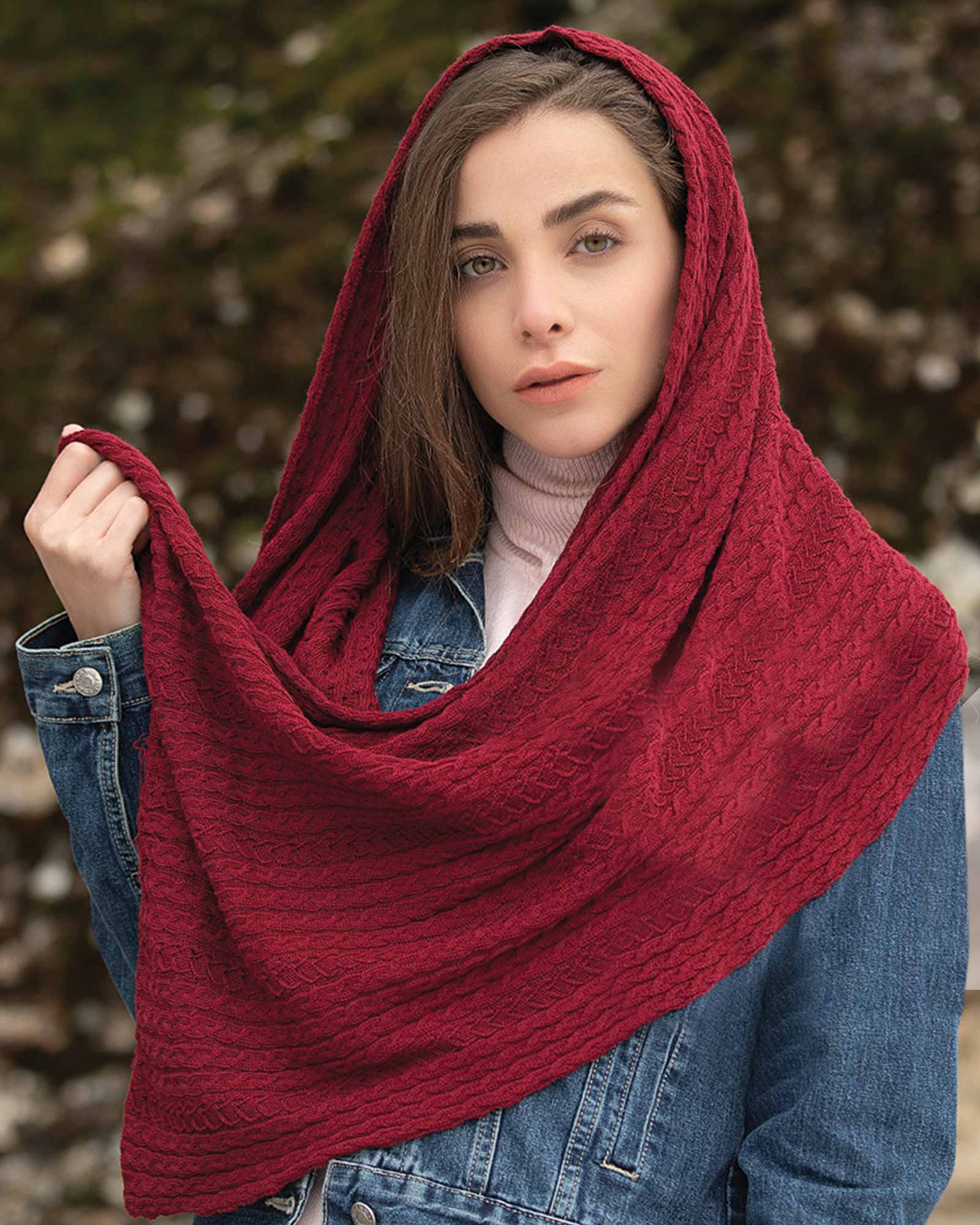 ست کلاه و شال بافت و دستکش - زرشکی - محیطی زنانه