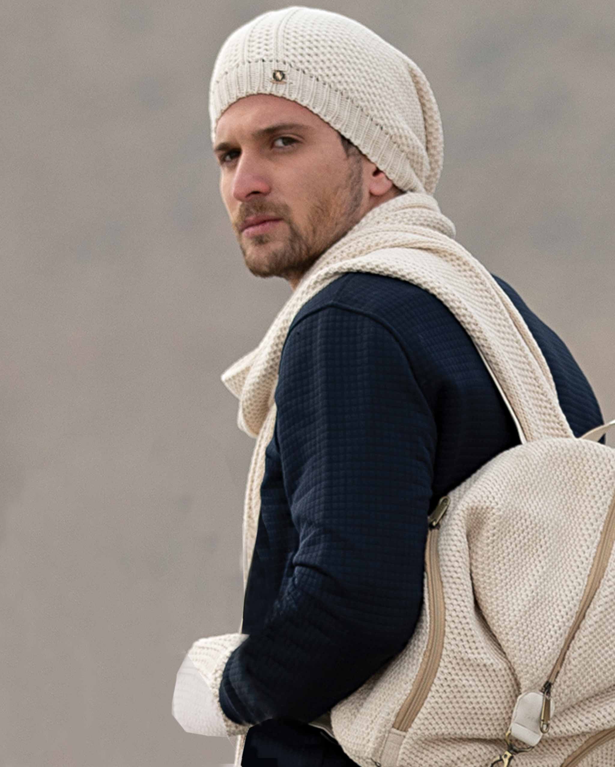 کلاه کج و شال گردن بافتنی و دستپوش - کرمی - محیطی مردانه