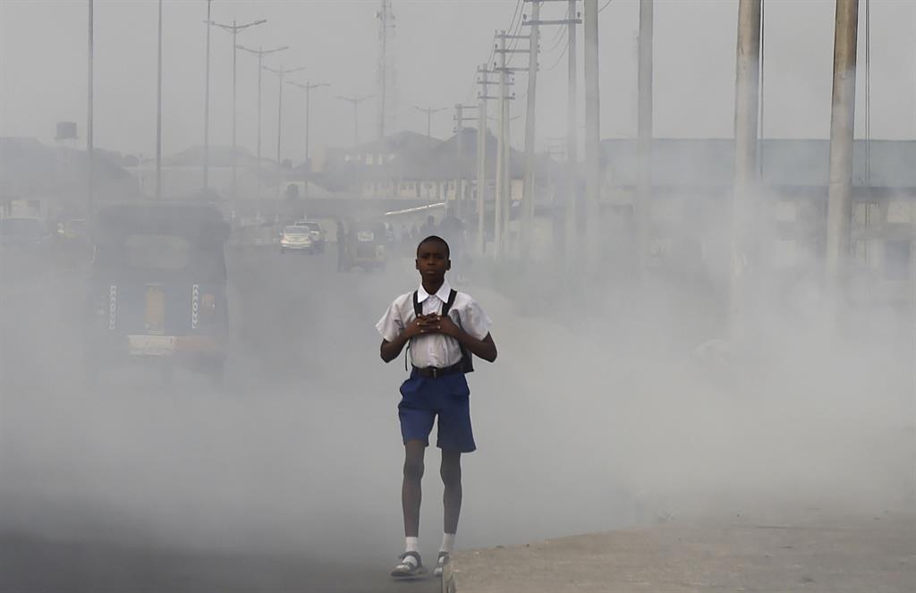عوارض آلودگی هوا روی کودکان بسیار بیشتر است و آسیب های هوای آلوده برای کودکان بیشتر است-کودکی که در هوای آلوده قرار داد