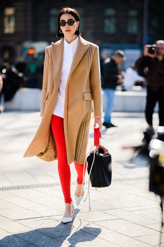 کت شتری رنگ و شلوار قرمز شومیز سفید و کیف مشکی رنگ اصول ست کردن رنگ قرمز