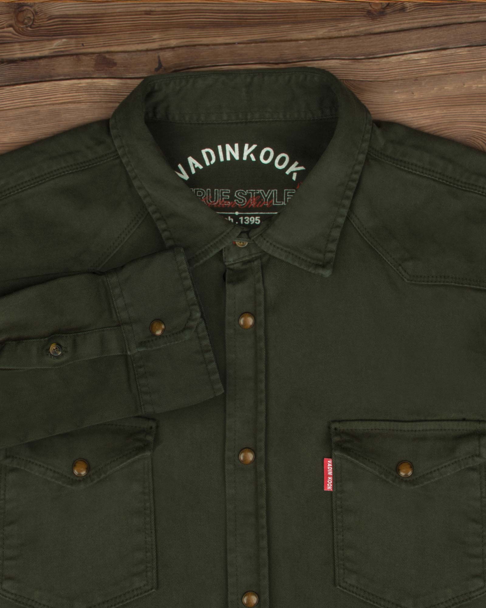 پیراهن کتان ساده مردانه - یشمی پررنگ - یقه مردانه و جیب ها