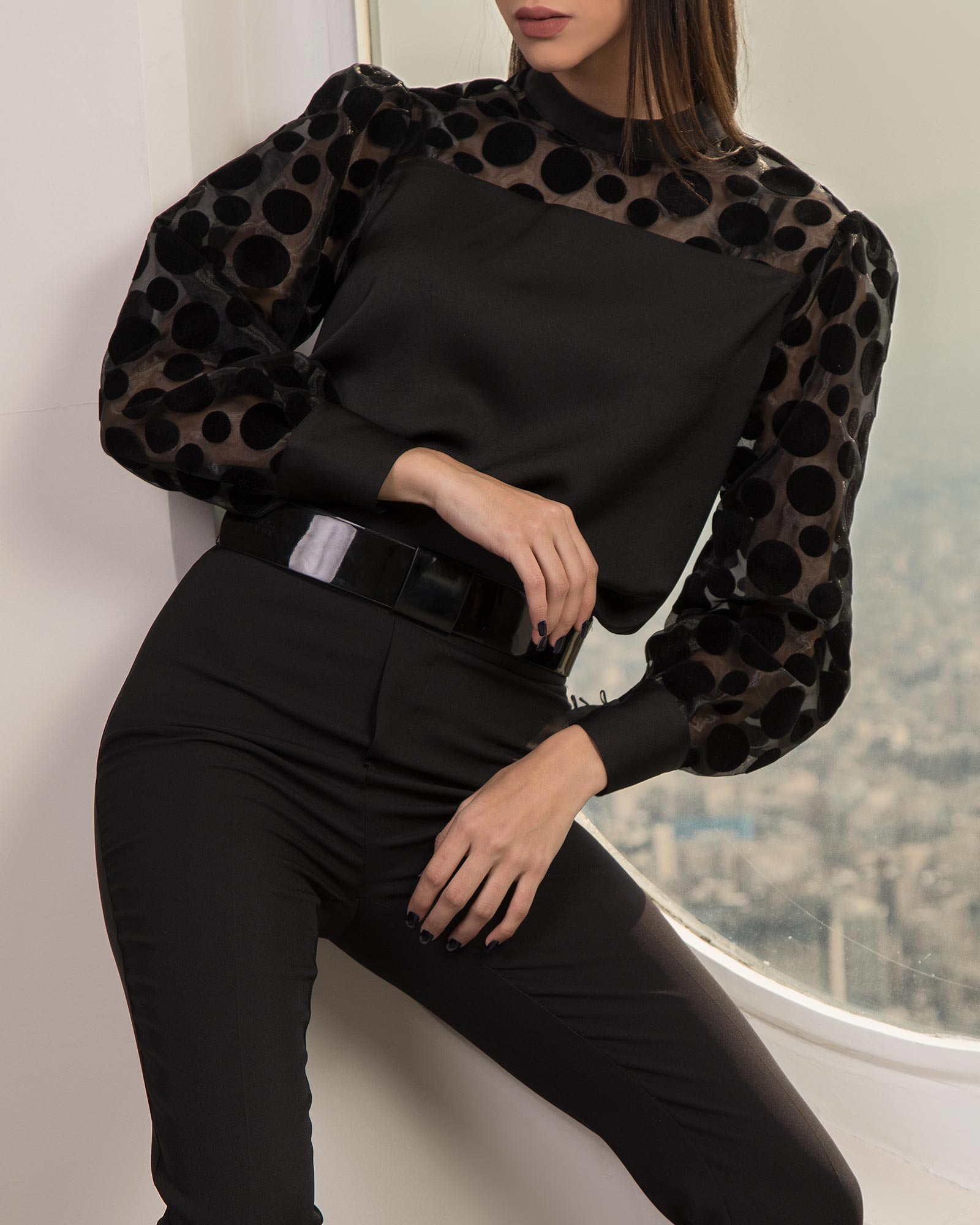 شومیز مشکی توری خال‌دار - مشکی -روبه-رو