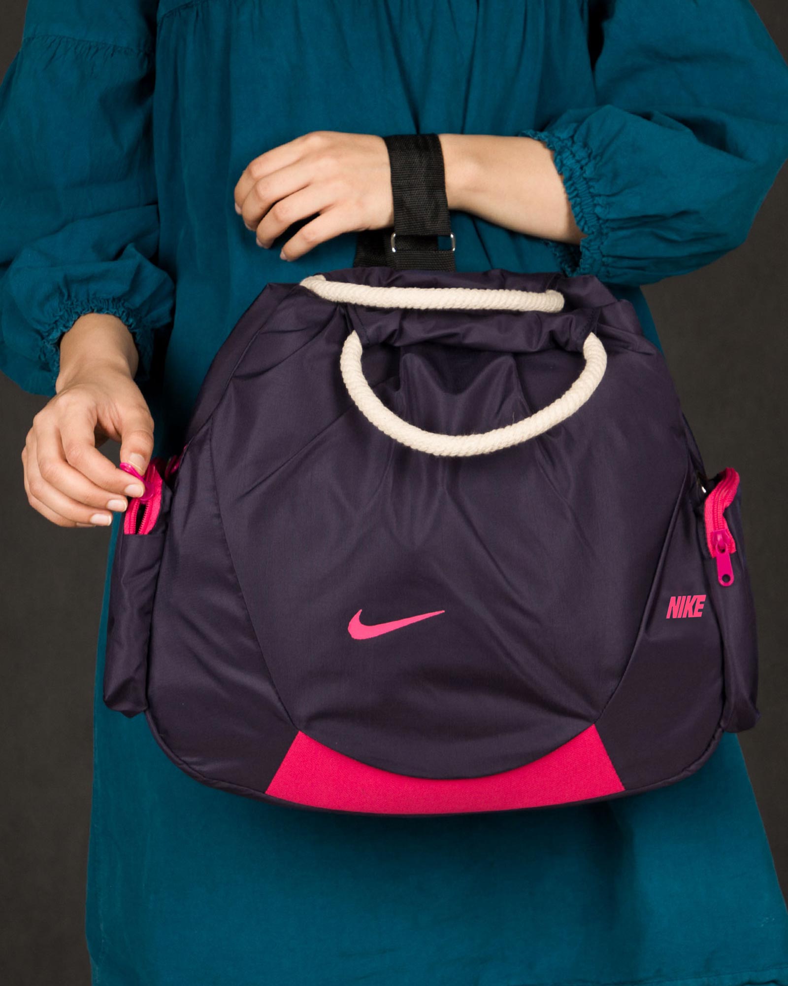 کیف ورزشی زنانه طرح نایک - سرمه‌ای - مدل محیطی