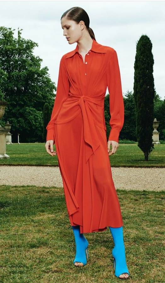 ست شدن رنگ نارنجی با آبی روشن با استفاده از کفش ها