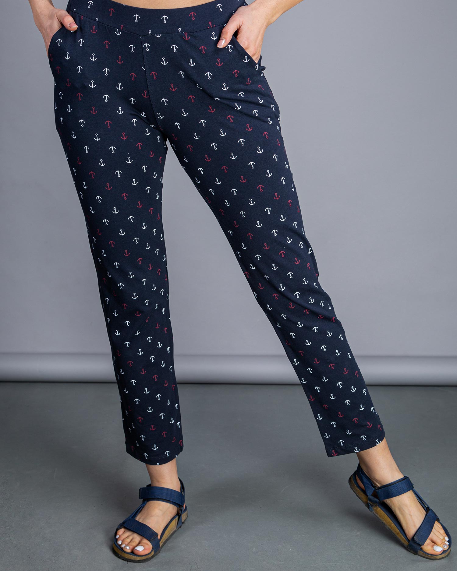 شلوار طرح دار زنانه - سرمه ای تیره - روبه-رو- محیطی