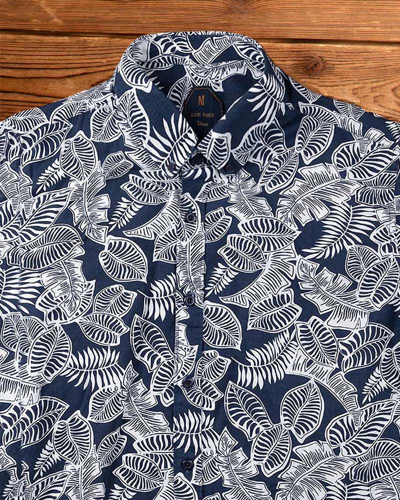 پیراهن مردانه طرح هاوایی- سرمه ای تیره- نمای روبرو- محیطی