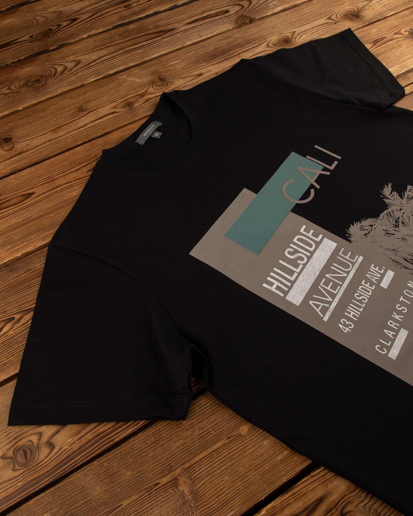 تیشرت آستین کوتاه طرح ساحل- مشکی- یقه روبرو